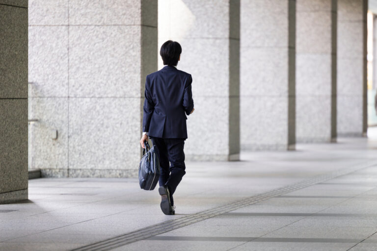 歩いている男性